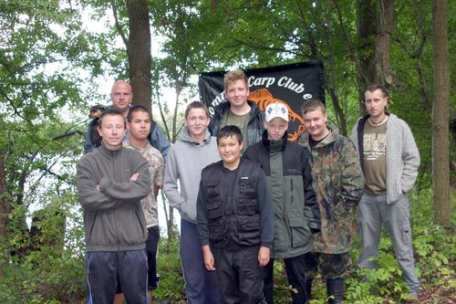 Oliver Dahlenburg (14 Jahre), Heiko Reppenhagen (Jugendwart Common Carp Club e.V.), John-Felix Loung (16 Jahre), Nico Kallenbach (16 Jahre), Jano Tran (16 Jahre), Robert Burock (16 Jahre), Fabian Heppner (14 Jahre), Anthero Schmugge (15 Jahre) & Andreas Günther (Regio-Berater DKAC e.V. für Berlin-Brandenburg)